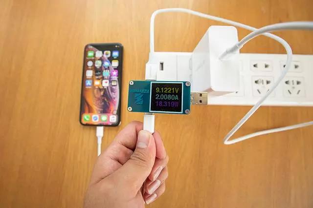 实测PD18W/30W/65W充电器给iPhone xs充电快慢对比